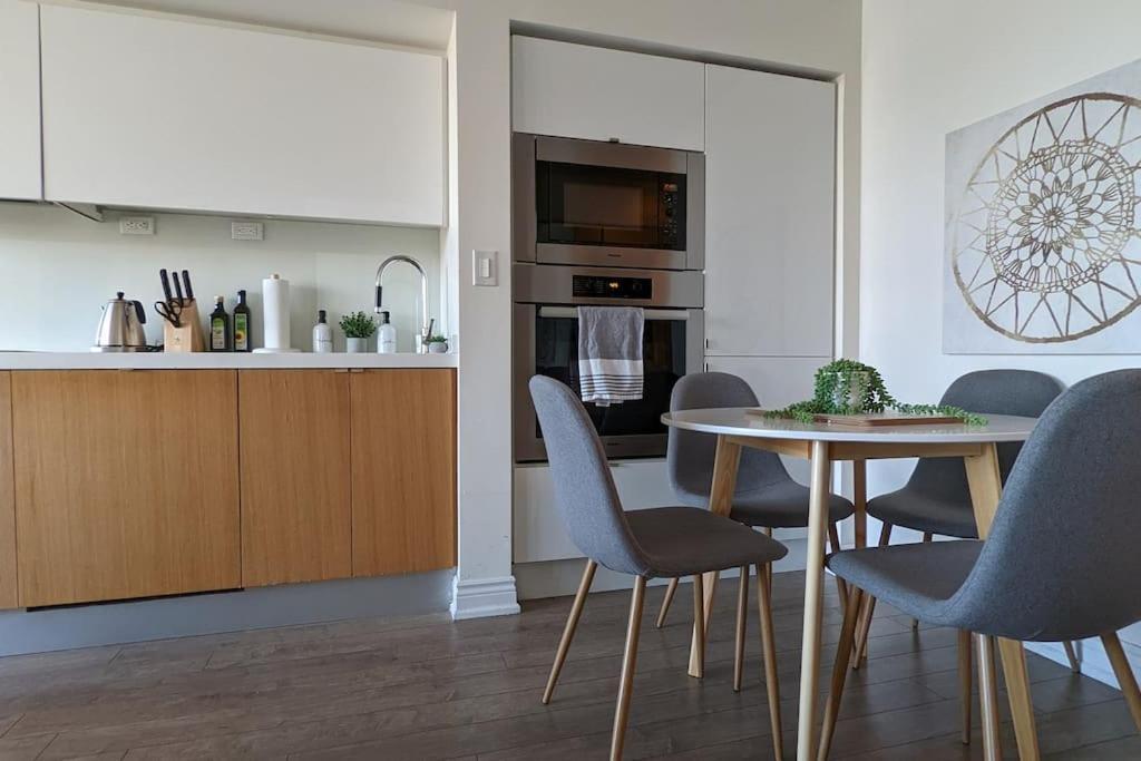 Lovely 2 Bed In Downtown * Toronto